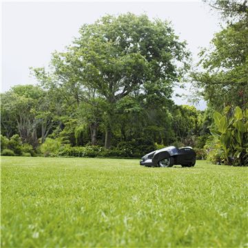 Husqvarna Automower serbest hareket kalıbı sayesinde çimler mükemmel bir şekilde kesilerek güzel ve halıya benzer bir görünüme kavuşuyor. Keskin bıçakları sayesinde, çimleri her yönden yavaşça keserek kuvvetli büyümesine yardımcı oluyor. Yosun oluşması etkili bir şekilde önlenir.